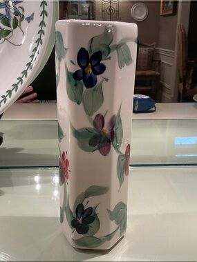 Beautiful 6 sided Gail Pittman vase.  Vintage and Mint.  9” x3”.  Fabulous
